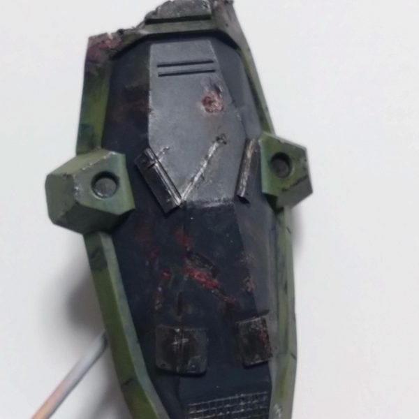 前回のドアンザクっぽい内部フレームはこんな感じになりました。分かりにくいですね。🤔シールドの上部も破壊しました。勢いでショルダーアーマーも破壊。内部は少しプラ板で厚み出してみました。今後どうなるのかなぁ。ディティール追加後の破壊はためらってしまいますが…しかし塗装したり壊したり、気に入らなかったらもう少し壊してみたりやってます。（2枚目）
