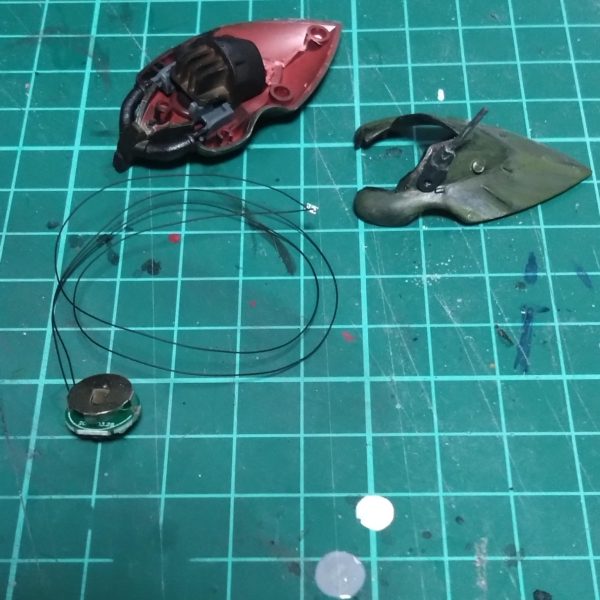 モノアイ発光させたくて購入したLEDが届きました。しかし使用するボタン電池が特殊で地元で購入できませんでした。注文したけど月曜日到着。試験点灯無しで組むわけにもいかないので改造は保留となりました。😩（2枚目）