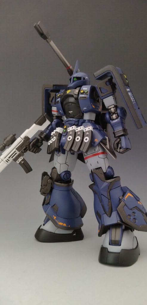 ギラ・ズールのスナイパーライフルですけどスコープ部分が好みでなかったので変更しました。またマガジン部分もビームマシンガンと同じタイプにしてあります。スカート部分のマガジンはネオジオ磁石で着脱可能です。