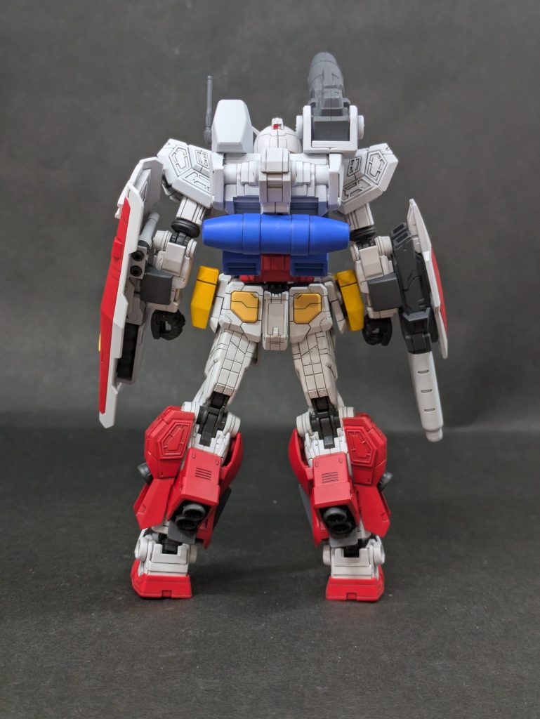 元の万博ガンダムの羽と全身のクリアパーツが好みでは無かったので全身の追加パーツを装甲に見立てようと考え、パーフェクトガンダムに。特徴的な2連装ビームガン、ショルダーキャノン、左肩のセンサー、パイプ付きの胸部装甲、バックパックのプロペラントタンクなどはすべてジャンク品をそれっぽく改造