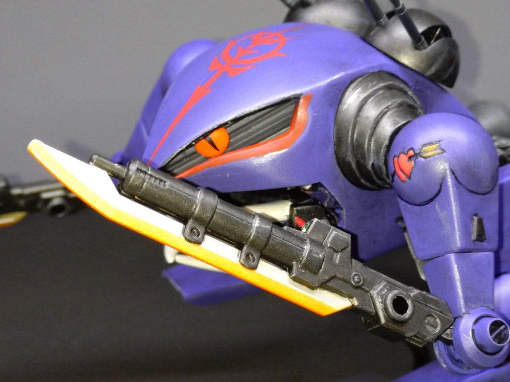 対ザクレロ戦は他にも特徴があり、この回でしか見せなかったガンダム+GファイターBパーツの組み合わせです。これをテスト等では無く、ザクレロの強さを見誤ってガンダム脚部を損傷し機動力が低下したので、仕方なくGファイターBパーツを装着して出撃した…という可能性です。