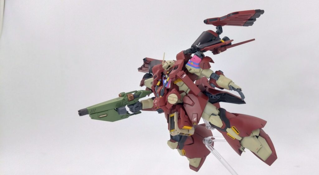 肩部フライトシステムを後ろに展開すると高機動巡行形態に移り長時間移動と加速力を高めた形態であり独立稼働したシェルフ・ノズルより高次元なAMBAC可動もかのうになった。