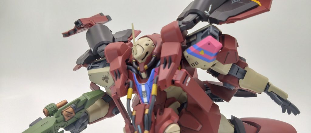 胸部に搭載したフライトシステム『デナンヘッド』は各部空戦の多機能センサーがついておりより高性能・高品質なフライト機能が確立している。