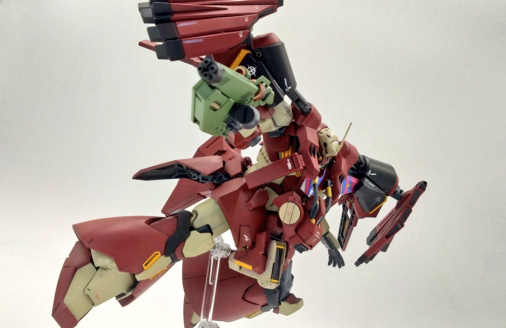 R1A型はアデレート戦に向け半ば急ぎで開発したためマフティーの操縦スキルの高いガウマン・エメラルダ・ゴルフ・ハーラーの四機にしか実戦投入予定でそのなかでマフティーのエメラルダに次ぐ優秀なメッサ―パイロットハーラー・モーリーはビームライフルはドラムマガジン式の速射型砲身に変えた『ビーム・マシンガン』と左腕部にボックス式ビームサーベル装備し左肩と胸部にピンクと水色のチェック柄のパーソナルカラーカスタマイズを施されている。