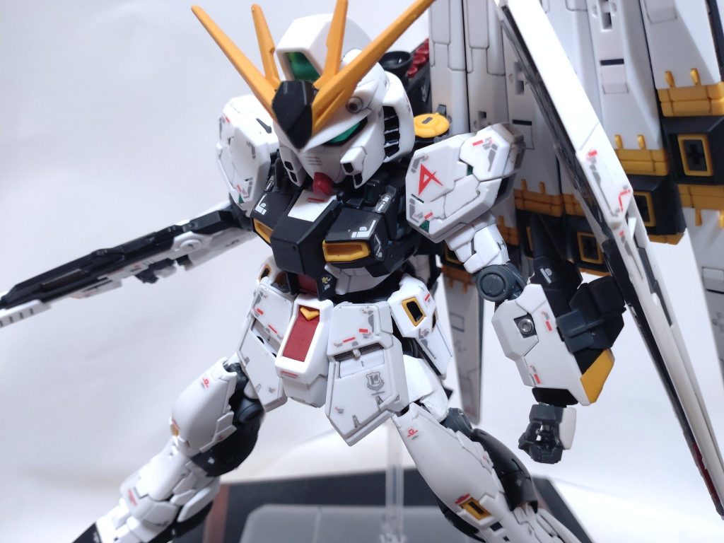 塗装はタミヤスプレーのマットブラックをはじめ、ミスターカラーのあずき色メタリックシルバー、ガイアカラーのエヴァオレンジで筆塗りしています。仕上げにリアリスティックデカール貼りつけ、プレミアムトップコート艶消しを吹いて完成としました。