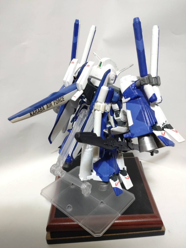 塗装はミスターカラーのEXAMブルー、ガンダムホワイト、クロームシルバー、ニュートラルグレーを使用、筆塗りです。仕上げに水転写デカールを貼り、プレミアムトップコート艶消しを吹いて完成としています。