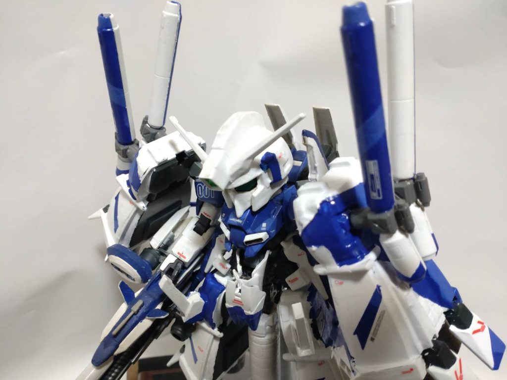 ボディはHGUCゼータプラスで頭部はSDゼータガンダムを使用。ブースターは旧キット1/144のSガンダムBstのものを使用。股間部分のプロペラントタンクはSDフルアーマーユニコーンのものを使用してます。ビームスマートガンは様々なパーツを使用して製作。