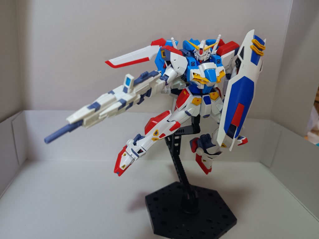専用ビームライフル射撃。ビームライフルにファンネルが付いているというのはホットスクランブルガンダムみたいだなと思います。