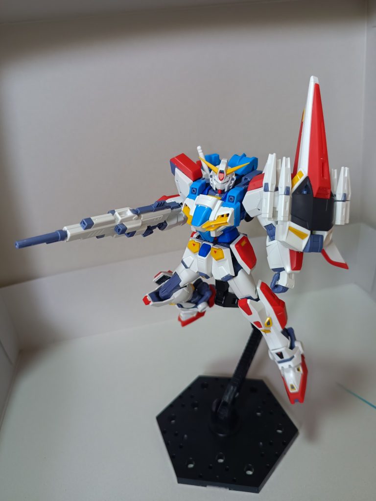 ハルファイターの機首はシールドになり、ヒルトファンネルをマウントする事もできます。Ζガンダムのシールドに似てますね。ライフルのセンサーが倒れてるのはナイショ…