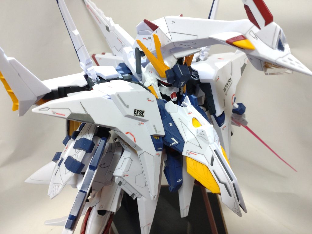 仕上げに水転写デカール貼り、プレミアムトップコート艶消しを吹いてから、カメラアイにメタルテープを貼って完成。この図体で外装が覆い被さる形なのであまり可動範囲は広くないけど、Ξガンダムとペーネロペーが揃うだけで圧巻です✨