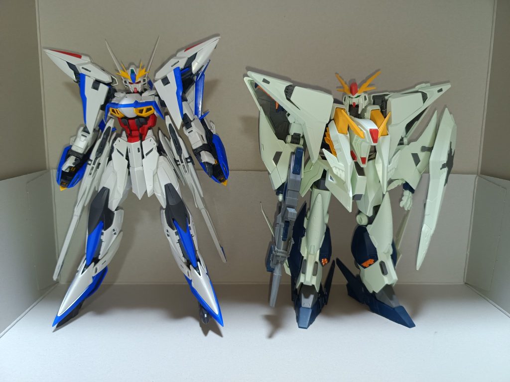HGのΞガンダムと比較。Ξがデカすぎてほぼ同じサイズでした笑。ちなみに足は白と青のパーツの下に小さい足が付いています。初見だとターンXみたいなハイヒール構造化と思っていましたが、ちゃんと足はあるようです。