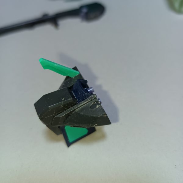 何か物足りなかったバックパックに上部に通信アンテナを取り付けました。ヘイズルのバックパック右側にはサーベルラックの穴が空いているのでランナーで埋めてアンテナを取り付けました。アンテナはディジェの左肩を使用しています。ディジェのバインダー先端はアンテナという資料を見たのでそこから発想を得ました。おそらくバックパックはこれで完成かなと考えています。後は頭部アンテナとビームライフルの改修、ナギナタの取付箇所、シールドを持たせるかどうかですかね。（2枚目）
