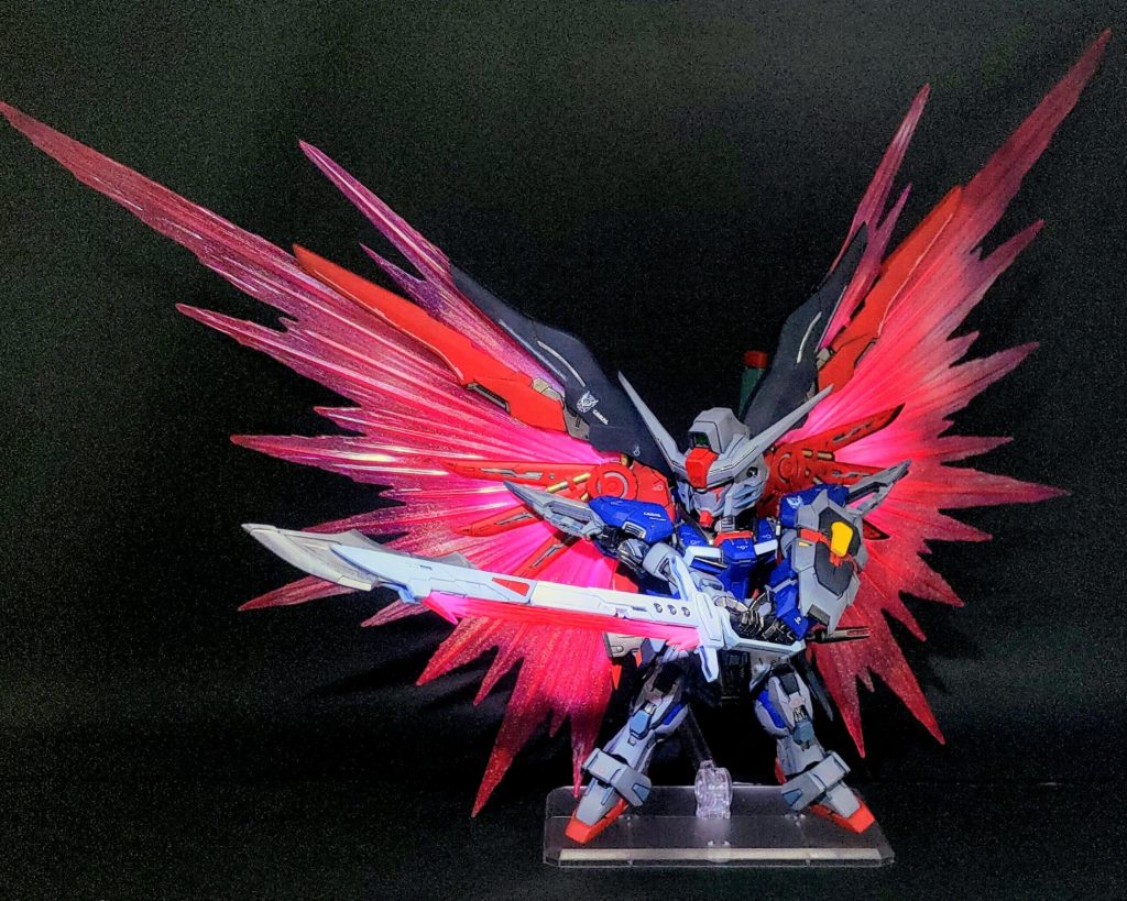 肩アーマー内の軸を切断したので少し腕が挙がりやすくなっています。サイドスカートの軸が折れたのを直したのですが最後の組み立て中にまた破損。あまり脚は広げられないかも。