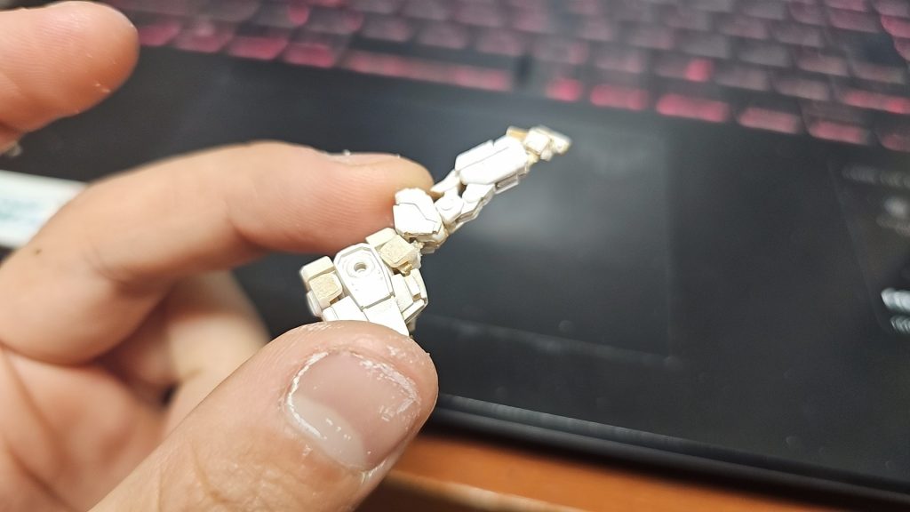 真鍮で間接を移動させてます。