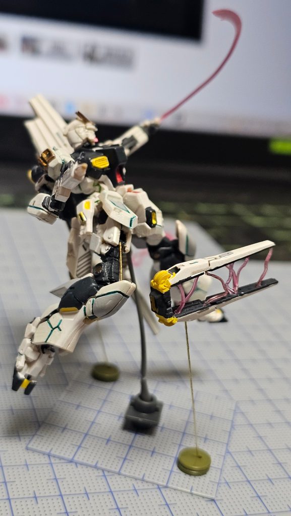 フィンファンネルはリューターで切り離して展開状態にし、伸ばしランナーでビームエフェクトを製作してます。