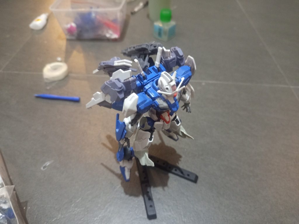 The large backpack unit is another major feature of this custom build. Besides functioning as additional propulsion equipment, the backpack can also transform into a massive funnel launcher cannon capable of high-output long-range attacks. This equipment was designed to give the unit superior battlefield control and heavy firepower support during large-scale combat situations.