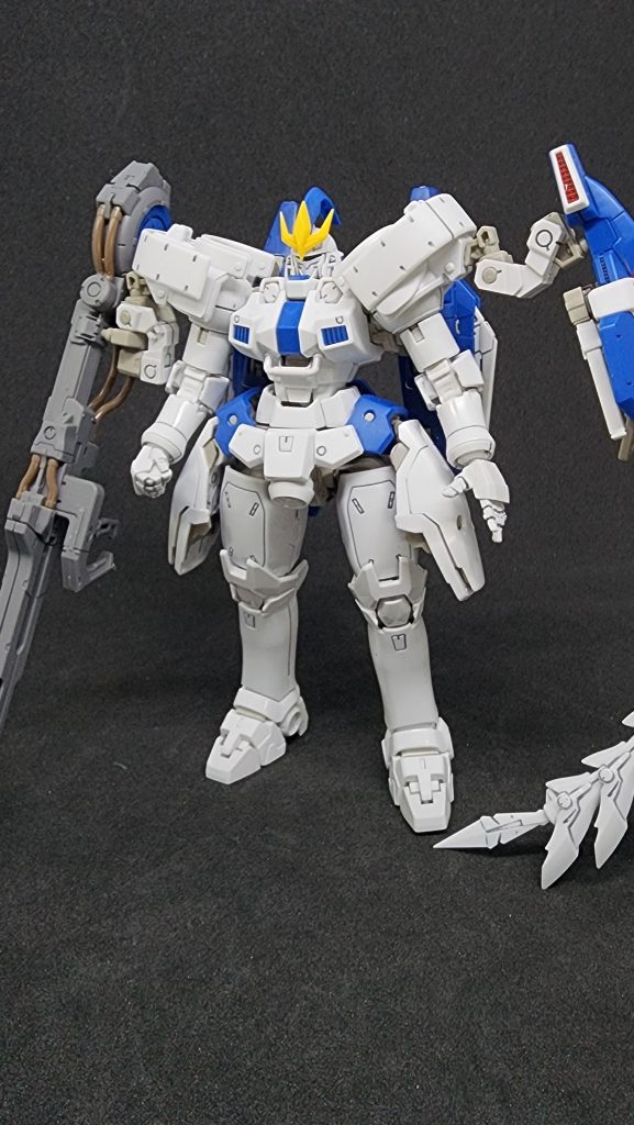 トールギスIIIは子どもの頃1/144で作った以来で、こんなに両サイド横に広がってたっけ？とか思いつつ