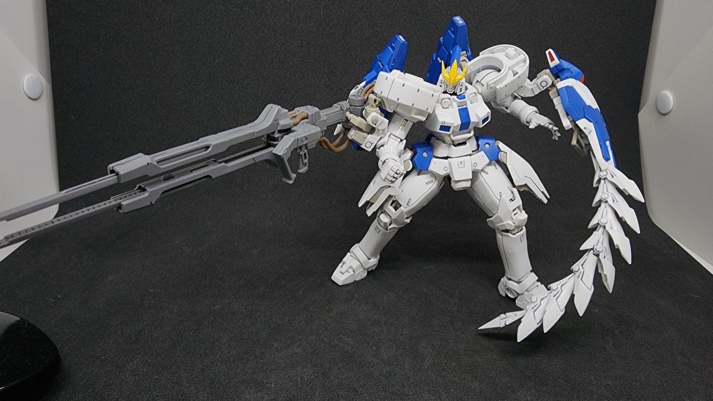 メガキャノンの開閉はしっかりしていて、よっぽど遊ばない限り肩との接続アームも大丈夫そうで、ヒートロッドは頑張って色分けしないと映えづらそうです。エピオンと違って真っ白なんでなおのこと淡白に感じます。ハンドパーツを変えるのは面倒で…(というか組んでません)
