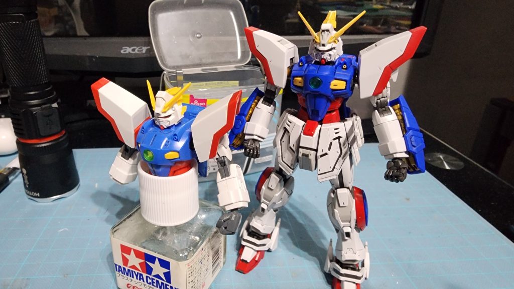 HGシャイニング(発売当時若かりし頃に作った個体でジャンクから上半身だけ発掘)との比較。HGシャイニングもスタイルバランスいいですね。マスターとかに引っ張られてゴツいイメージありました。