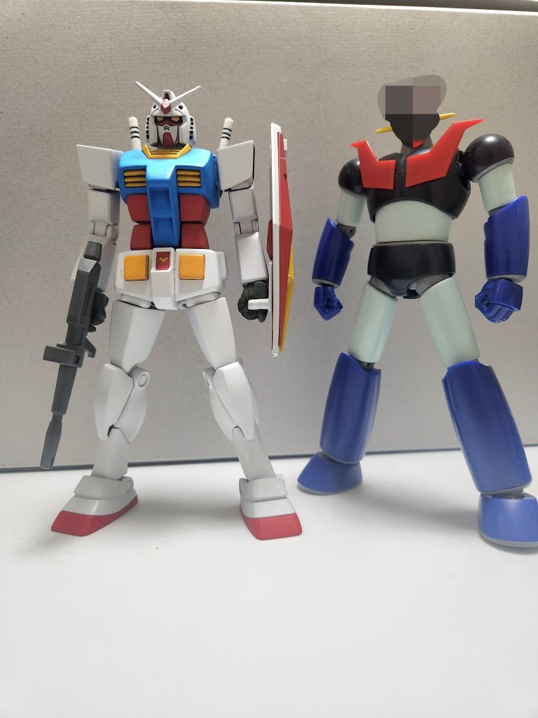 先日発売された某プラモと比べると同じくらいです。どちらも18mの設定なのでちょうどいい大きさです(あくまでもガンスタなので某プラモには念のためボカシをいれています)。