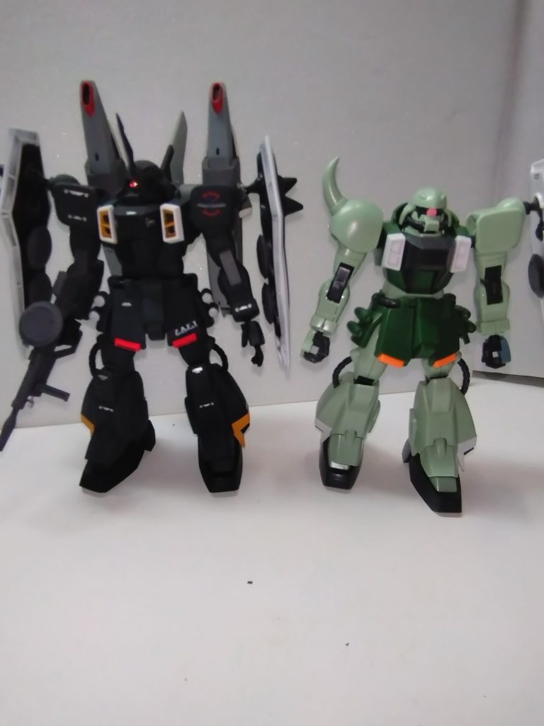 今回も腕、足、腰2ミリ延長工作しています。モノアイもハイキューパーツの物に交換しています。