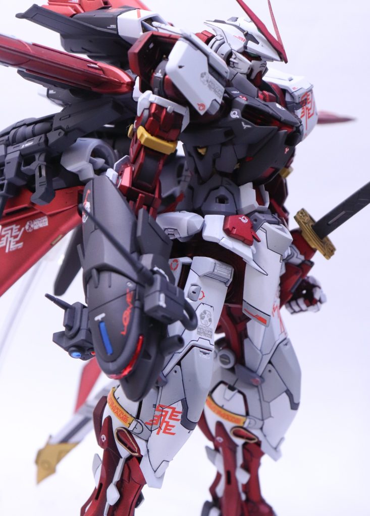 カラー黒：クレオスグラファイトブラック赤：黒サフ　ガイアシルバーサフ　ガイアクリアレッド白：ガイアEXホワイト　ガイアニュートラルグレー2と3クリア：EXクリアフッ素入りフライトユニットの赤はガイアプライマリーメタリックレッドで違いを出しています