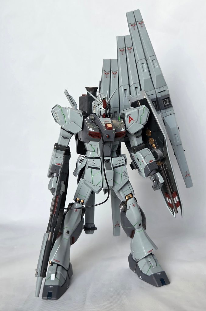 少しスジ掘りを追加してサイコフレーム発光色で塗装してます。(設定ではファーストロットにはサイコフレームは搭載されてないのですが)