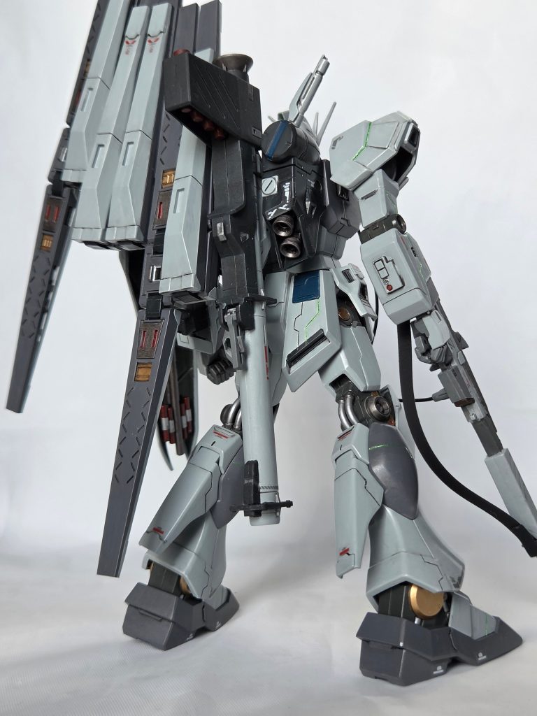 HGUCのニューガンダムは間接がしっかり作り込んであるので色分けすると、かなりカッコいいです。