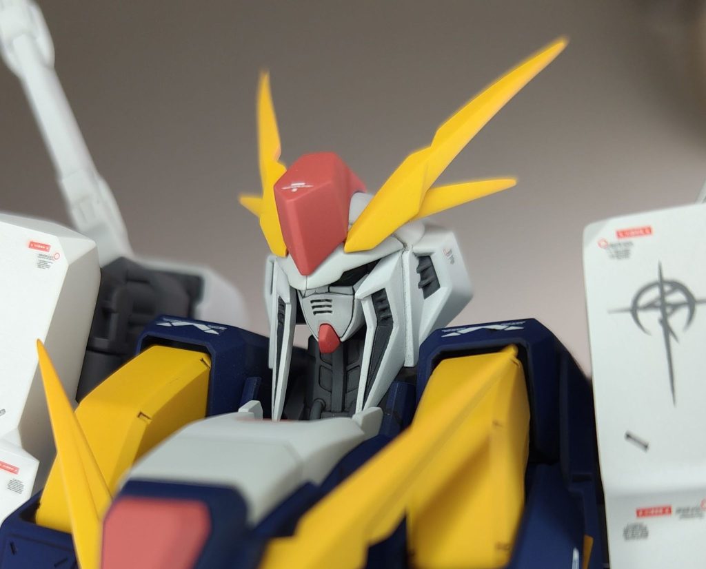ガンダムフェイスはRG νガンダムのものを移植しました。アンテナは昆虫みたいでイヤだったので、先っちょを尖らせました。カメラアイはいつも通り蛍光グリーンで塗ったのですが、クリアーパーツの上にそのまま塗ったため光があたらないと暗くてみえないです･･･反省。最後までご覧いただきありがとうございました。&nbsp;