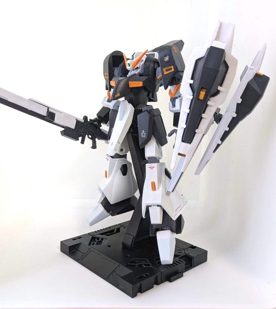 シールドブースター装備状態、初期画と比べると腰アーマー等、配色が結構ちがうんですね