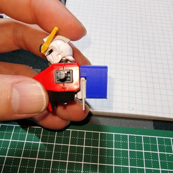 HGアビスガンダム×HGソードインパルスのミキシングと3Dプリンターでアビスインパルスをコツコツと作成中。実はミキシング、改造、3Dプリンター全て初めての挑戦になります。まだまだ手探りでの制作。難しいですが、とても楽しいですね✌とりあえず仮組みをして、シルエット部分と接続部分を大まかに作成して大きさを確認。とてもいい感じに接続できたので、ここから手を加えて左右に砲身のジョイント、スラスター部分も3Dプリンターで作ろうと思います。（4枚目）