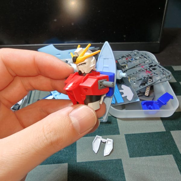 HGアビスガンダム×HGソードインパルスのミキシングと3Dプリンターでアビスインパルスをコツコツと作成中。実はミキシング、改造、3Dプリンター全て初めての挑戦になります。まだまだ手探りでの制作。難しいですが、とても楽しいですね✌とりあえず仮組みをして、シルエット部分と接続部分を大まかに作成して大きさを確認。とてもいい感じに接続できたので、ここから手を加えて左右に砲身のジョイント、スラスター部分も3Dプリンターで作ろうと思います。（6枚目）
