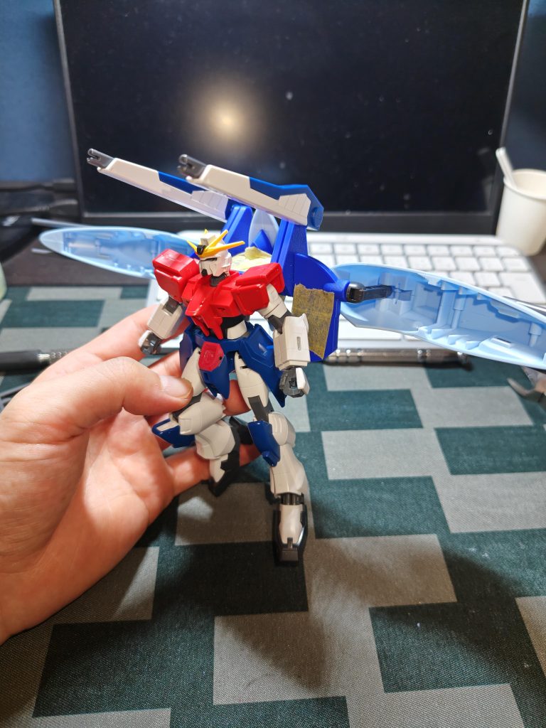 作品名：制作中のアビスインパルス、いい感じ👍️<p>現在、HGのアビスガンダム×インパルスガンダムでアビスインパルスガンダムを制作中。前回からシルエット接続部を後ろに伸ばしたら良い感じになりました。 大まかな形はこれで終了。ここから細かいところやっていきます✌</p>

