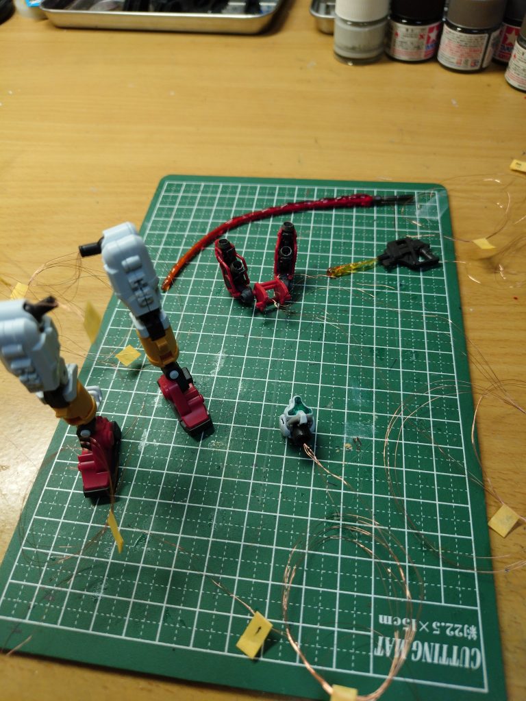 制作段階。各部に配線を仕込んで、関節の回転中心部を通しています。なので、ポージングは通常通り可能です。