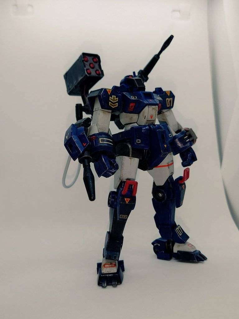 右側から。アームガンは適当な接続軸をベースにデミ用ビームライフルの切った貼ったで組んでます。ケーブル接続にしたかった。カバー部はデミ・トレーナーの膝パーツを接続できるように簡単に加工したもの。