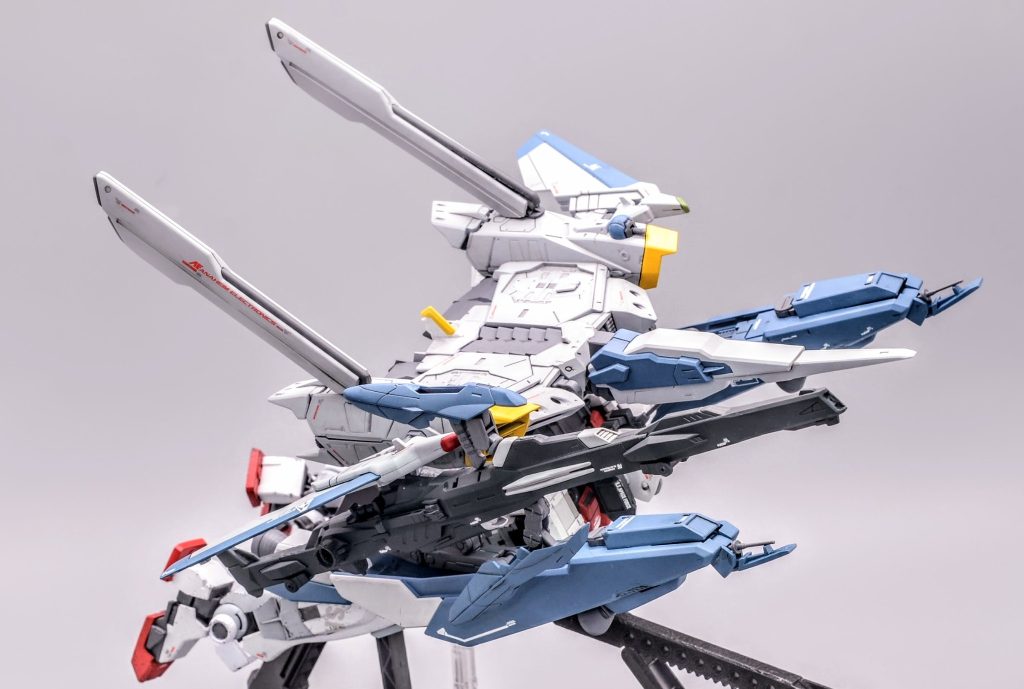 MA時の機首のコアファイターは無人機で、MS形態では分離して自動的に母艦に戻ります