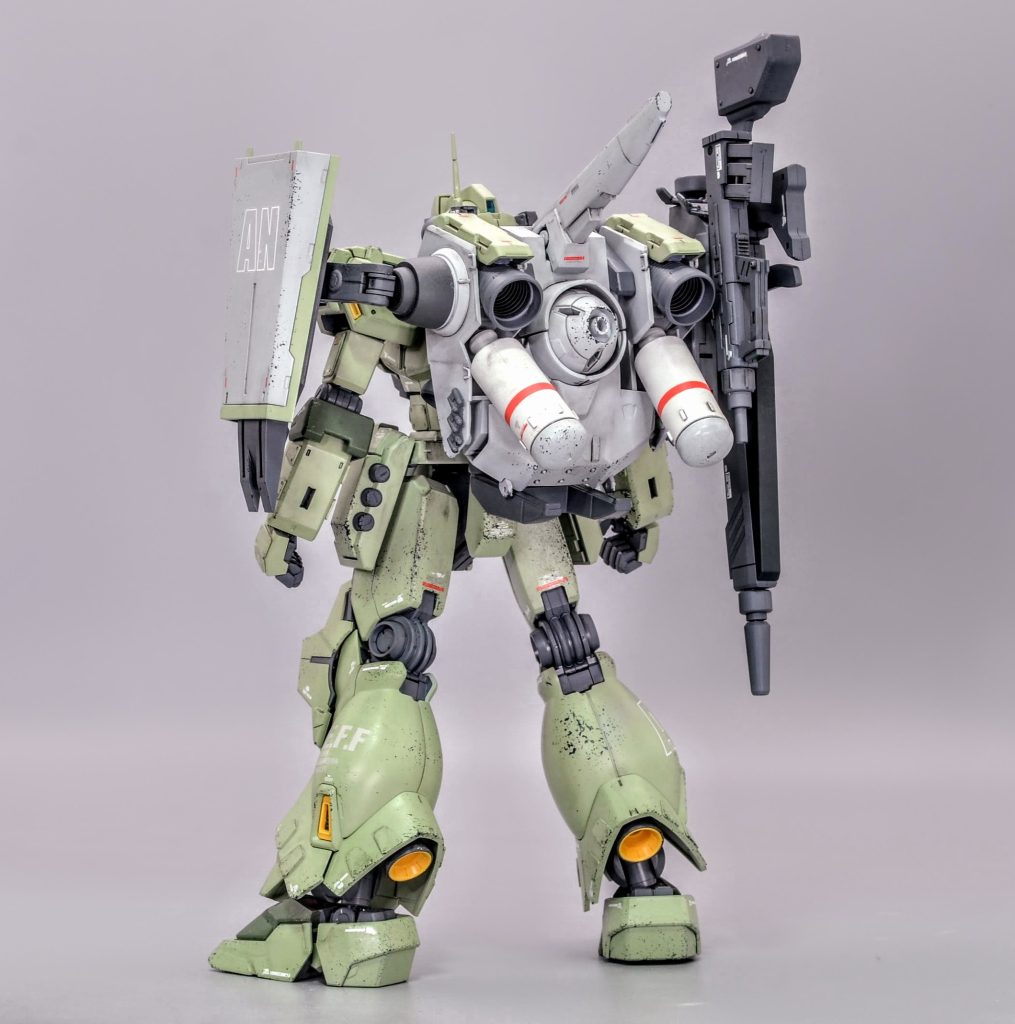 バックパックはビーム兵器用のエネルギーコンデンサと大型推進器やプロペラントタンク等を内蔵した多機能型です&nbsp;