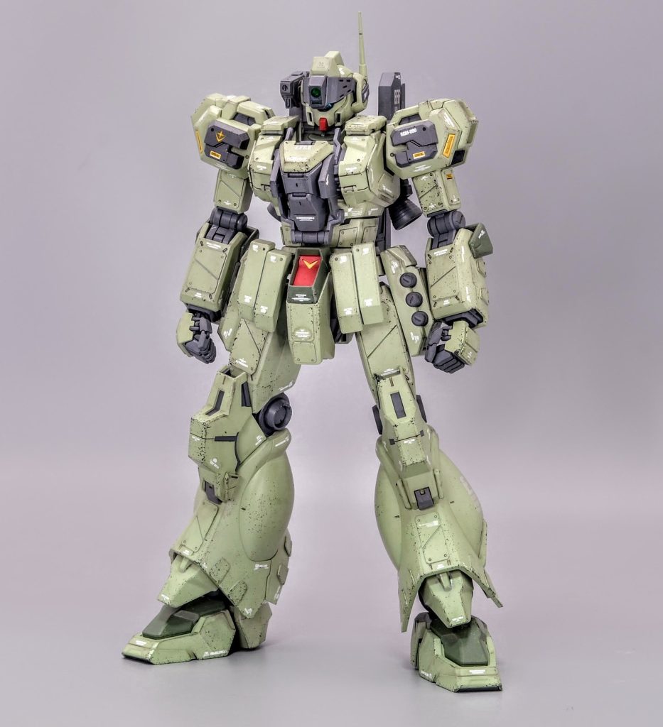 軽装形態です本体の仕様はジェガンD型をベースに胸部増加装甲や各部のアップリケアーマーで対弾性能を強化しています