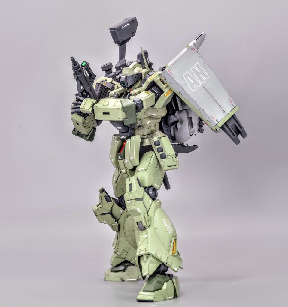 スモールシールドはバックパック側面にアームで接続されており手元がフリーになるジェスタ系のシールドの構造をフィードバックしている設定です