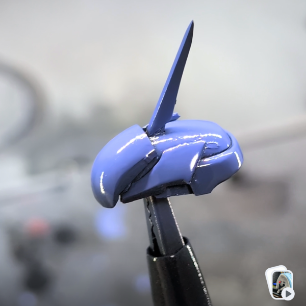 【製作タイムライン】ギラ・ドーガ×ザク ミキシング─ 塗装フェーズ：水性アースブルー 2度吹き&nbsp;ベースとなるブラックパーツのうち、今回は意図的に「絞った箇所」のみを水性セイラマスオカラーアースブルーで塗装。塗料は希釈率おおよそ1:1(うすめ液)、エアブラシはアネスト岩田を使用、エアー圧は0.08MPa前後で安定噴霧。1度吹きで透け感を残しつつ全体に薄く乗せ、完全乾燥（約10分）を待ってから2度吹きで発色を決める二段構え。これにより塗膜の均一さと、水性ならではの「しっとりしたマットな質感」を両立させています。ギラ・ドーガとザクのミキシングという出自を考えたとき、「全体を統一する」より「異なる素性を異なる色で繋ぐ」方がキット同士の対話が生まれると考えたからです。完成披露は本チャンネルでの動画公開後にこちらにもアップする予定です。コメント・アドバイスお待ちしております🙏製作過程の動画は YouTube『シンタロウのガンプラ製作』にてASMR寄りの編集でお届けしています。↓&nbsp;（2枚目）