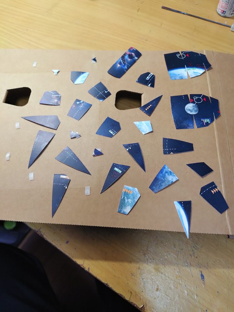 作った画像は　水転写デカール台紙にインクジェットプリンタで印刷→クリアでコート天球シェルの内壁に合わせてカット（分割）しています。