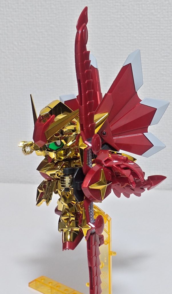赤ラメパーツのツヤ感質感が素晴らしかったので赤もキットのままシールはツインアイとドラゴンシールドの目のみ使用残りの部分は全て塗装塗装レシピ黒　黒鉄色白　ガイアEXホワイト金　スターブライトブラス銀　スーパーファインシルバー