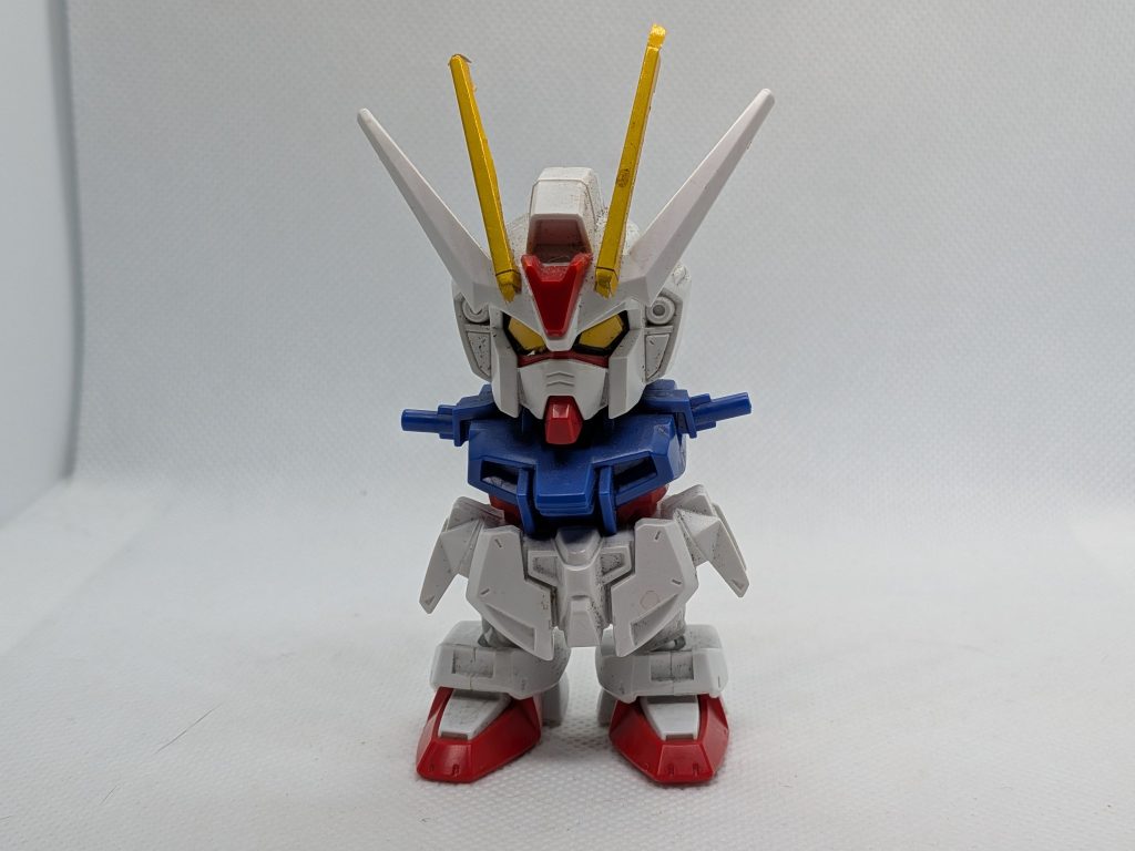 こちらはジャンク品をレストアベースに再生中のBB戦士のストライクです。両腕と装備類が欠損しています…。シールは剥がれ掛かっているので最終的には剥がして塗装しようと思っています。
