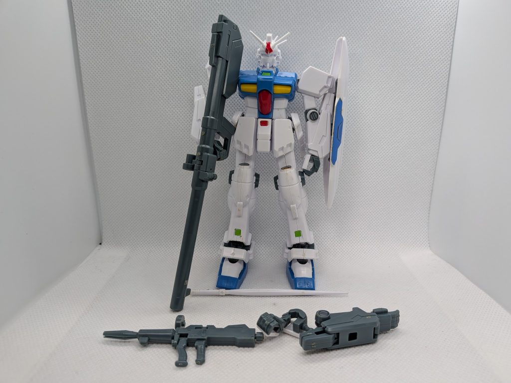 こちらはジャンク品をレストアベースにして再生中の旧キットのGP03です。フォールディングアームの腕が1つとバックパックが欠損しています…。発売当時としては出来が良いのですが色分けは足りないので部分塗装は必須かも知れません…。剥がれ掛かっているシールは剥がす予定です。