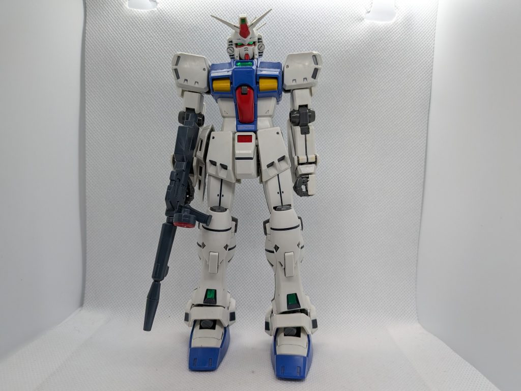 もう1体。こちらもジャンク品をレストアベースにして再生中のMGのGP03です。コアファイターⅡ、左腰アーマー、バックパックが欠損しており装備類はビームライフルのみでシールドとバズーカが欠損しています…。