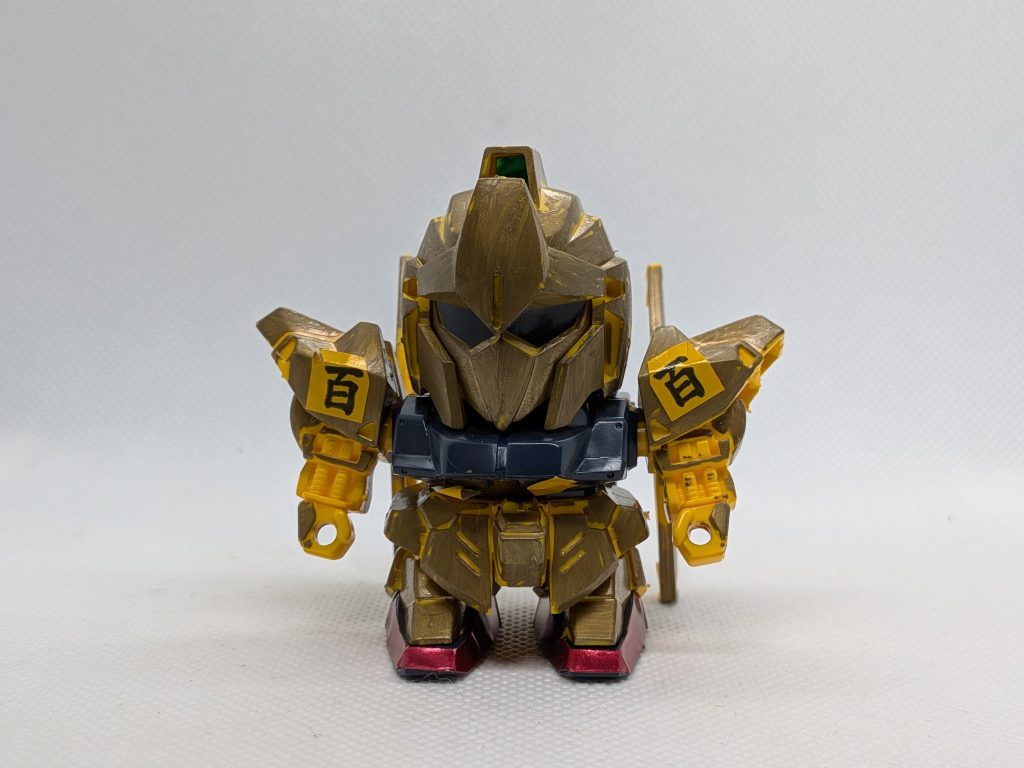 こちらはジャンク品をレストアベースにし再生中のBB戦士の百式です。頭部のアンテナと武器類が欠損しています…。これに限った事では有りませんが百式のアンテナって紛失しやすいんですよね…。百のシールの角度が左右非対称なので剥がす予定です。中途半端に雑な塗装が施して有りますがメタリック系の色は剥がそうとすると伸びてしまうので上手く剥がれるか分かりませんが最悪削り取ろうと思います…。