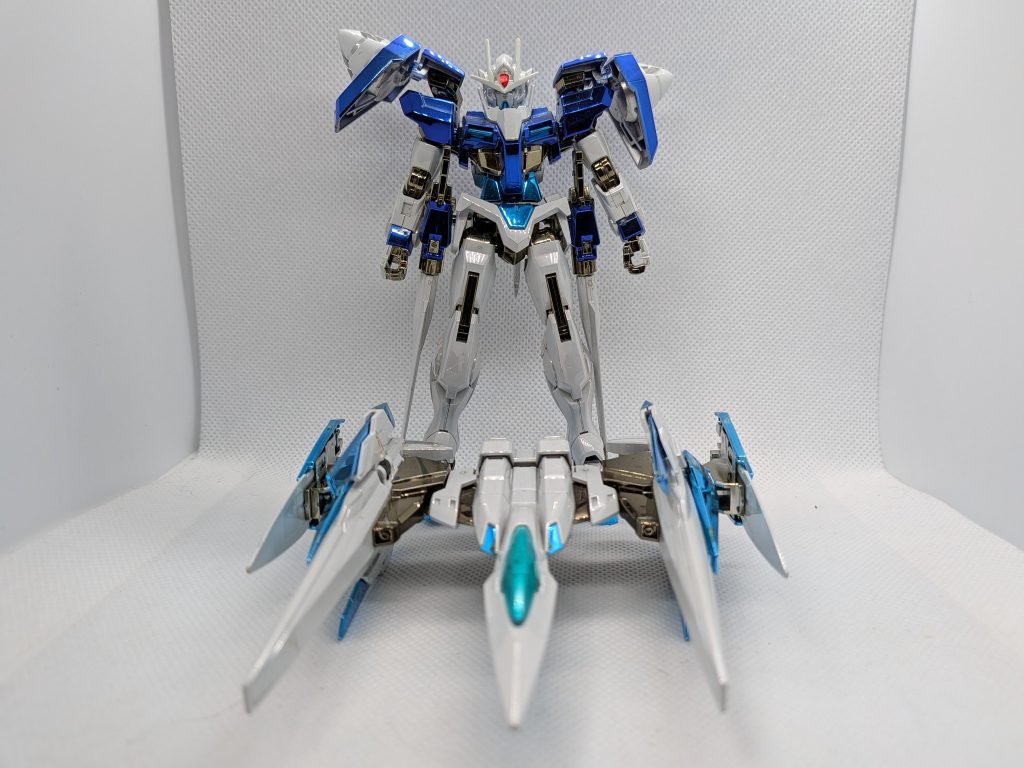 こちらはジャンク品をレストアベースにして再生中のダブルオーライザー(ANA)です。パーツが揃っている様に見えますが実は頭部のアンテナのみ欠損しており通常版のアンテナを暫定的に付けています…。画像では分かり辛いと思いますが…。