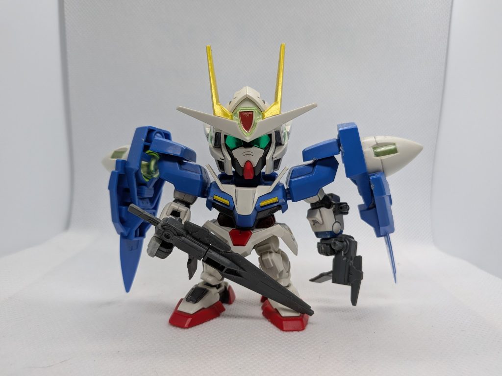 もう1体。こちらもジャンク品をレストアベースにして再生中のBB戦士のダブルオーライザーです。オーライザーとGNビームソードの多分ロングの方の先端が欠損しています…。確かダブルオー単体でも商品化されているのでオーライザーは諦めて通常のダブルオーとして再生するかも知れません…。