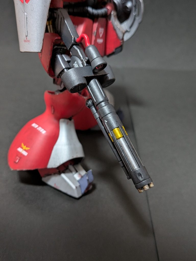 メガ・ガトリングガンは最初連邦グレー1色でやろうとしましたが途中から味気ないなと感じ水性アクリルマーカーのメタリックシルバーとメタリックゴールド使いウェザリングもしました。