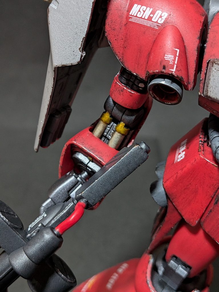 両腕部のフレームにあるシリンダーも水性アクリルマーカーのメタリックゴールド、メタリックシルバー使って塗装しここもウェザリングしてます。